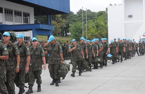 Militares do 19&ordm; Contingente Brasileiro de For&ccedil;a de Paz embarcando rumo ao Haiti em novembro de 2013 ( Carlos Sousa Ramos/AAN)