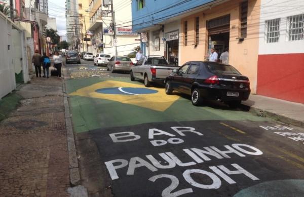 Frases de incentivo, bandeiras, ta&ccedil;a e muita tinta verde e amarela para a decora&ccedil;&atilde;o (Correio Popular)