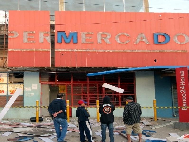 A for&ccedil;a da explos&atilde;o dos caixas eletr&ocirc;nicos danificou a fachada do supermercado (Edilson Pereira/Divulgação)