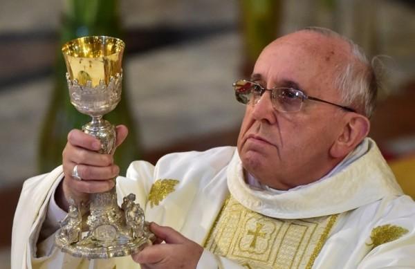 Missa foi celebrada na Igreja de Santo In&aacute;cio de Loyola, o fundador da Companhia de Jesus, ordem a que pertenciam Anchieta e o pr&oacute;prio papa (France Press)