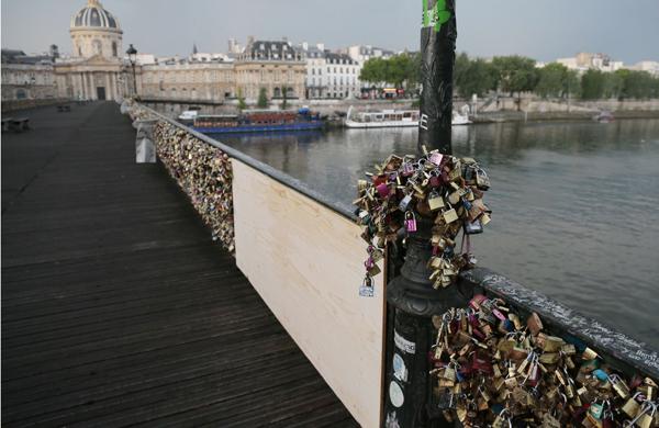 A &quot;Pont des Arts&quot; ou &quot;Passerelle des Arts&quot; atravessa o rio Sena na altura do Museu do de Paris ( Divulgação)