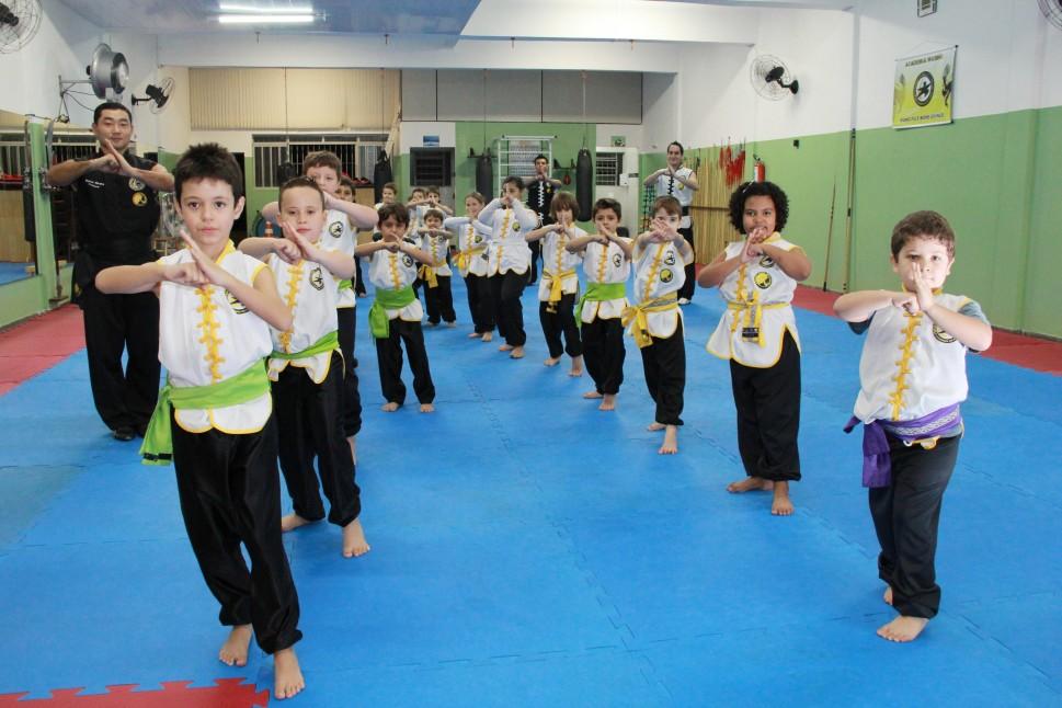 Aula de kung fu com o professor Daniel Hirata: quanto menor a crian&ccedil;a, mais l&uacute;dicas devem ser as atividades; ao lado, Henrique, craque no handebol (Camila Moreira/AAN)