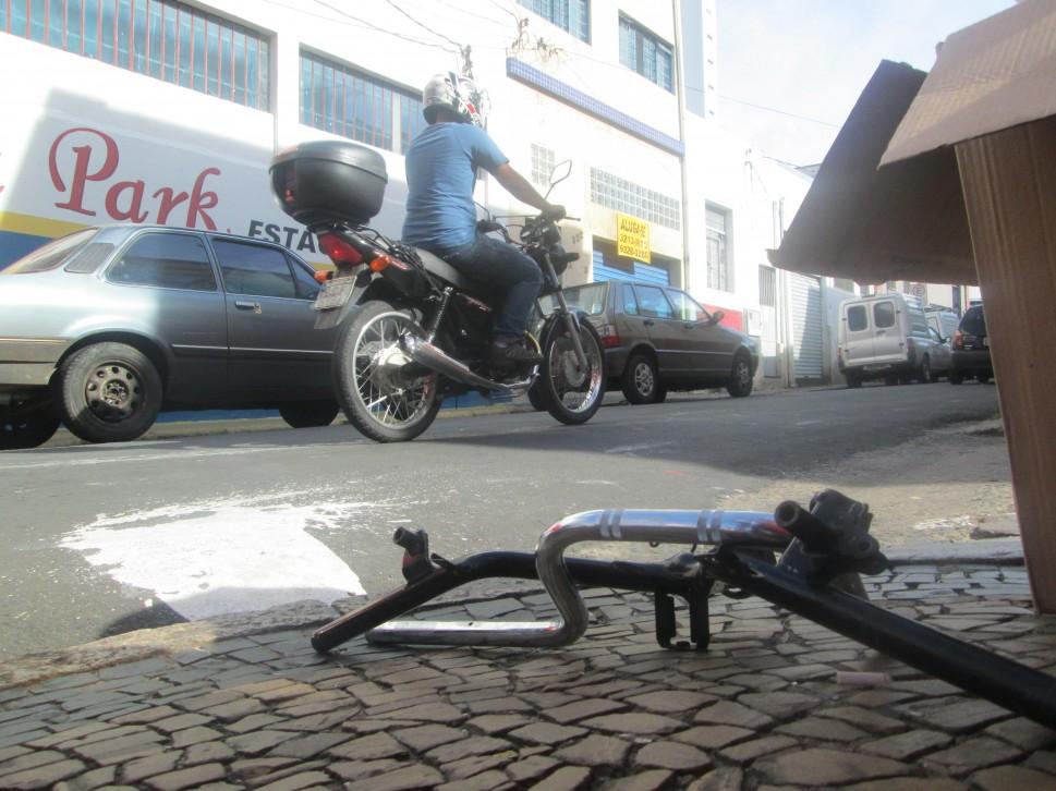 Faxineira usou um guid&atilde;o de motocicleta para amassar os carros do ex-marido (Diego Almeida/AAN)