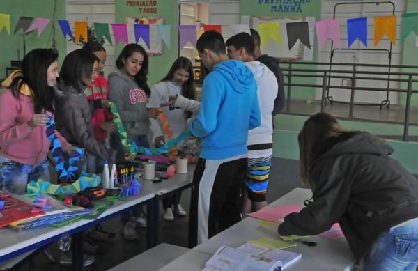 Alunos da Escola Estadual J&uacute;lio Mesquita preparam a decora&ccedil;&atilde;o para a festa de hoje, aberta a toda a comunidade e com entrada gratuita (César Rodrigues/AAN)