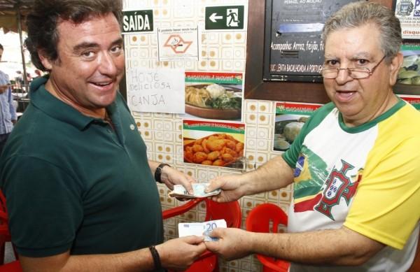 Comandante Jos&eacute; Tinoco e seo Jos&eacute;, do City Bar: neg&oacute;cio internacional (Gustavo Tilio/Especial para A AAN)