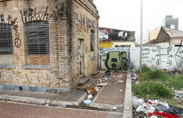 Lixo e mato no entorno de pr&eacute;dio hist&oacute;rico tombado, localizado pr&oacute;ximo ao terminal rodovi&aacute;rio: nenhum projeto de interesse p&uacute;blico apresentado ( Gustavo Tilio/Especial para AAN)