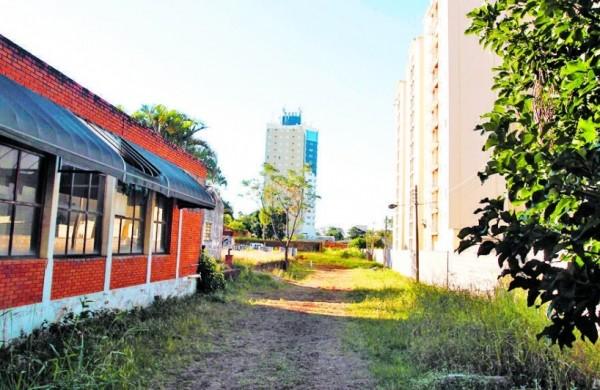 &Aacute;rea contaminada por produtos qu&iacute;micos no loteamento Mans&otilde;es Santo Ant&ocirc;nio ( Gustavo Tilio/Especial para a AAN)