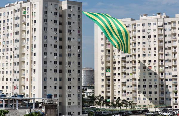 Bandeira gigante decora pr&eacute;dios na periferia do Rio de Janeiro (France Press)