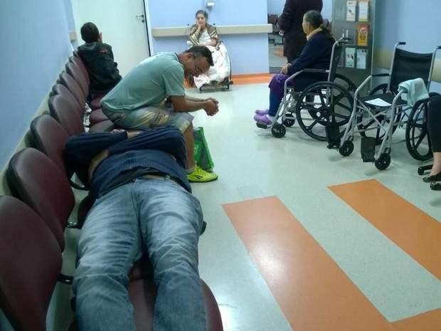 Pacientes &agrave; espera de atendimento na Unidade Pr&eacute;-Hospitalar da Zona Leste ( Cedoc/RAC)
