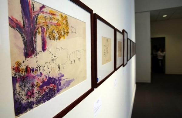 Os desenhos a tinta e os manuscritos de textos e poemas foram produzidos pelo ex-Beatles nos anos 60 (France Press)