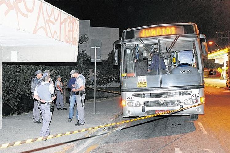 Tiroteio entre PMs e assaltante ocorreu no interior do &ocirc;nibus (Caio Esteves/Jornal de Jundiaí)