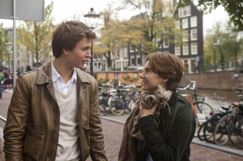 O casal Augustus (Ansel Elgort) e Hazel (Shailene Woodley) em cena de &quot;A Culpa &eacute; das Estrelas&quot;: drama bebe na fonte de romances famosos ( Divulgação)