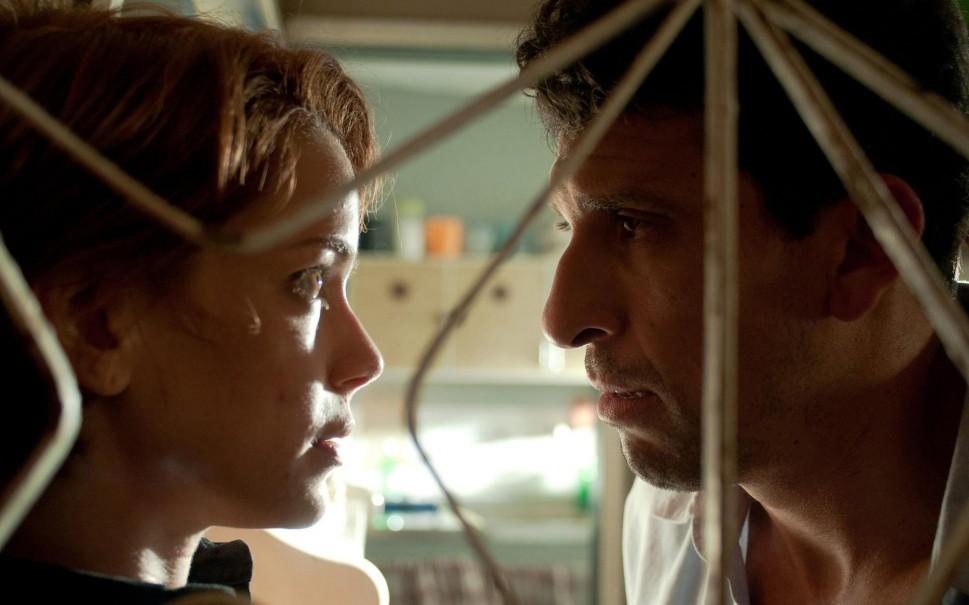 Leandra Leal e Milhem Cortaz em cena de &quot;O Lobo Atr&aacute;s da Porta&quot;: personagens cr&iacute;veis e cheios de nuances ( Divulgação)