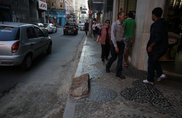 Pedrestres passam pela barra de concreto na Rua Bar&atilde;o de Jaguara: Sanasa garantiu que come&ccedil;a hoje a recuperar local onde foi feita obra ( Leandro Ferreira/AAN)