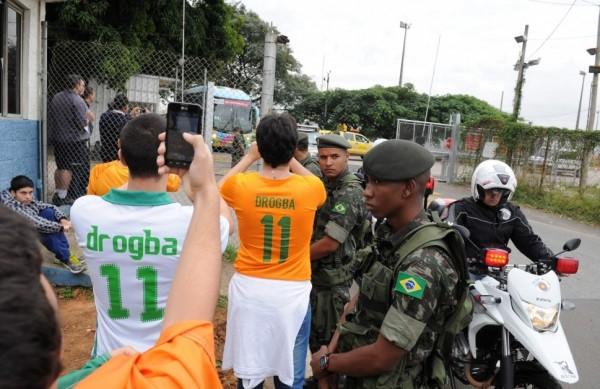 Torcedores foram ao terminal para prestar homenagem aos atletas ( Dominique Torquato/AAN)