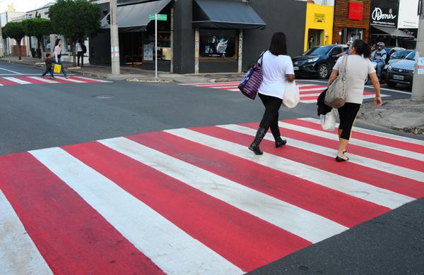 Faixas pintadas de vermelho em Indaiatuba (Elcio Alves/ AAN)