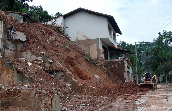 Deslizamento na regi&atilde;o central de Nova Friburgo (Paulo Hebmüller/Jornal da USP)