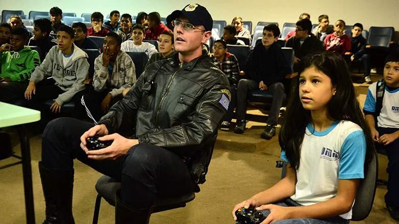 Alunos se divertem no campeonato de videogame na rede municipal de S&atilde;o Jos&eacute; dos Campos ( Divulgação)