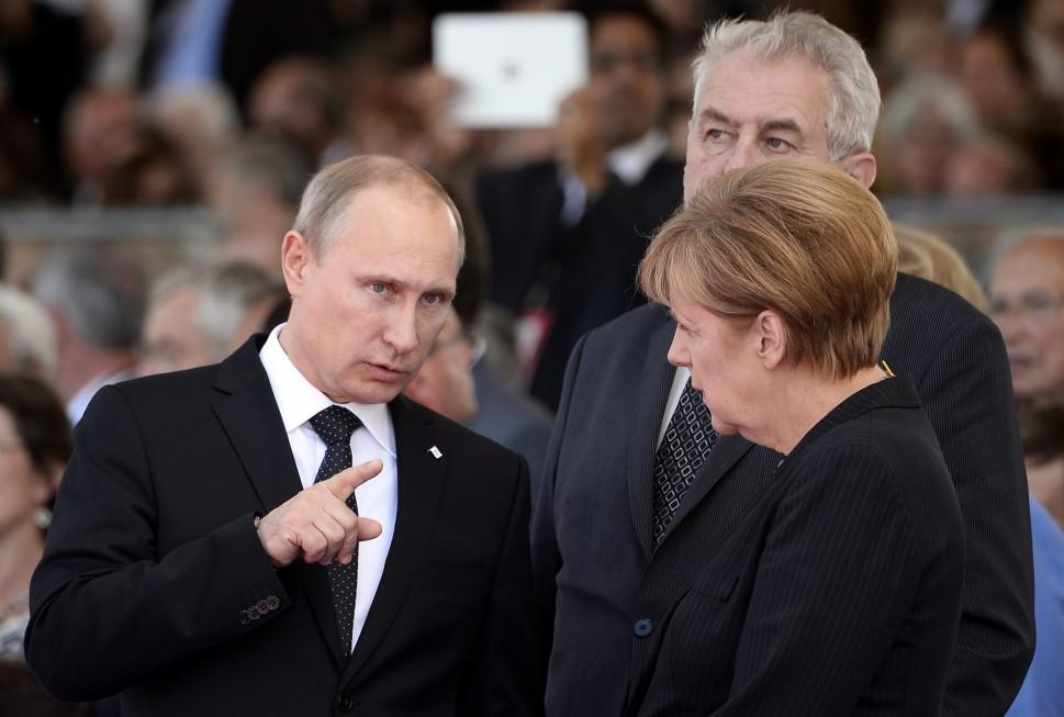Poroshenko e Putin pedem fim do banho de sangue no leste da Ucr&acirc;nia (AFP)