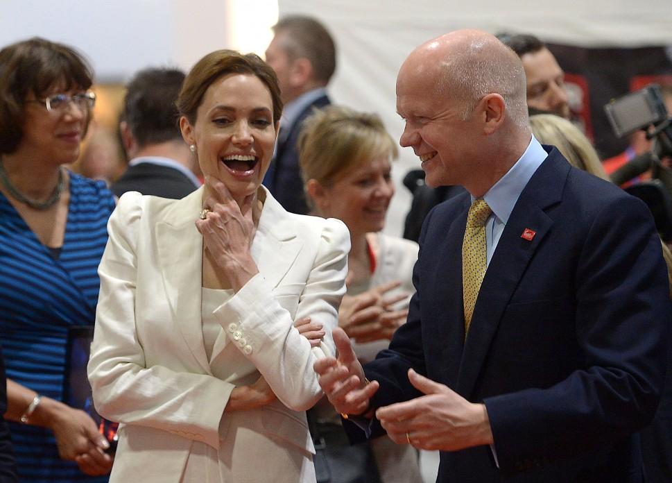 A atriz Angelina Jolie e o ministro das Rela&ccedil;&otilde;es Exteriores da Gr&atilde;-Bretanha, William Hague, presidem a partir desta ter&ccedil;a uma reuni&atilde;o internacional sem precedentes para tentar acabar com a viol&ecirc;ncia sexual em tempos de guerra (AFP)