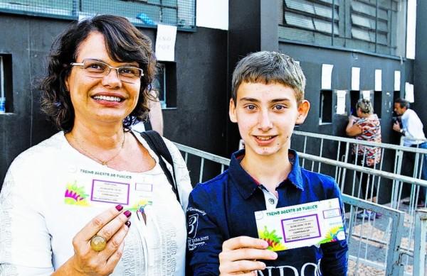 Suzete Ribeiro e o sobrinho Gabriel com os ingressos para o treino: na torcida para Portugal ir &agrave; segunda fase ( Gustavo Tilio/Especial para AAN)