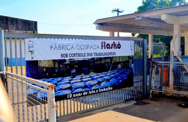 Trabalhadores esperam pela aprova&ccedil;&atilde;o no Senado de um projeto para desapropria&ccedil;&atilde;o social da f&aacute;brica ( Reprodução)