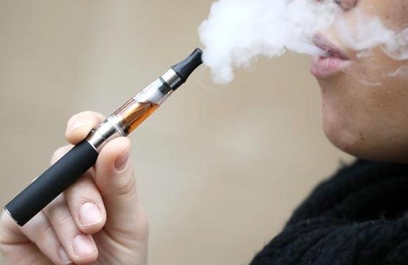 Para especialistas, OMS deveria promover a substitui&ccedil;&atilde;o do cigarro comum pelo eletr&ocirc;nico (foto) no lugar de tentar reprimi-lo para combater o fumo (Foto ilustrativa/ sxc.hu)