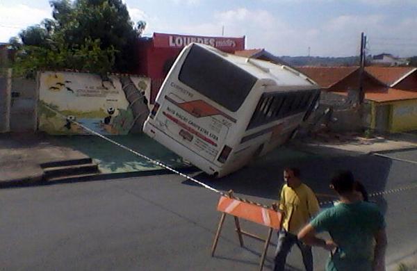 &Ocirc;nibus andou cerca de 20 metros e invadiu uma garagem, mas n&atilde;o acertou ningu&eacute;m (Divulga&ccedil;&atilde;o/Foto do Leitor)