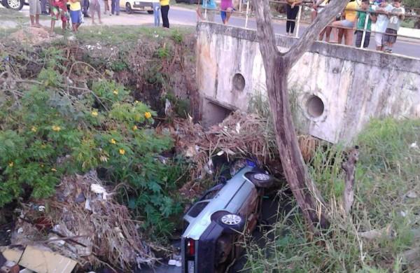 Carro foi abandonado na Vila Pal&aacute;cios, e despencou no c&oacute;rrego que corta o bairro (Foto de leitor )