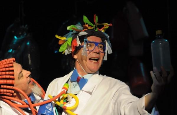Dalga Larrondo em cena da pe&ccedil;a infantil 'Dr. Pl&aacute;stico', de 2006 (Divulgação)