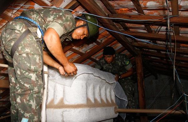 Soldados do Ex&eacute;rcito auxiliaram na telagem de caixas de &aacute;gua para combate &agrave; dengue; servi&ccedil;o passar&aacute; a ser feito por uma empresa ( Gustavo Tilio/Especial para a AAN)