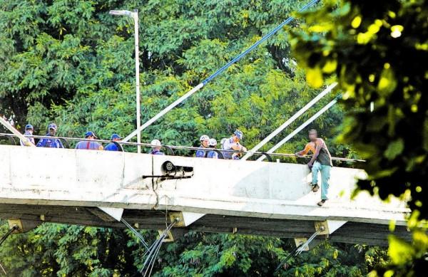 Servente tentou se jogar da ponte p&ecirc;nsil, mas foi resgatado  ( Christiano Diehl Neto/Gazeta de Piracicaba)