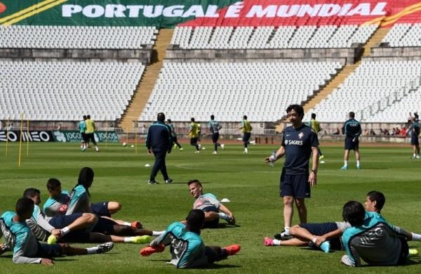 Sele&ccedil;&atilde;o Portuguesa durante treinamento em Oeiras (France Press)