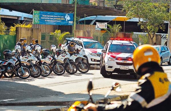 Agente de tr&acirc;nsito observa simulado de patrulha da PM na &aacute;rea do est&aacute;dio Brinco de Ouro, onde a Nig&eacute;ria treinar&aacute;: Ex&eacute;rcito se une &agrave;s a&ccedil;&otilde;es (Dominique Torquato /AAN)