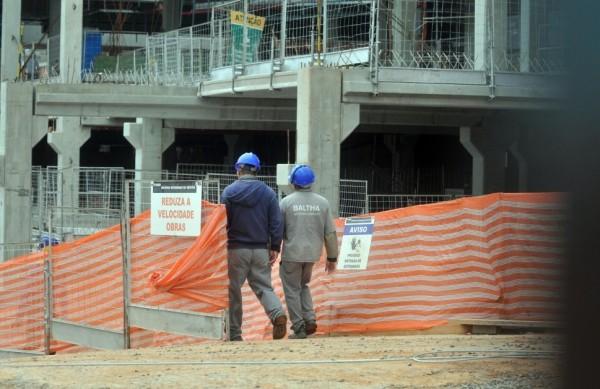 Oper&aacute;rios no canteiro de obras do shopping: segundo minist&eacute;rio, parte dos problemas foram resolvidos (Dominique Torquato)