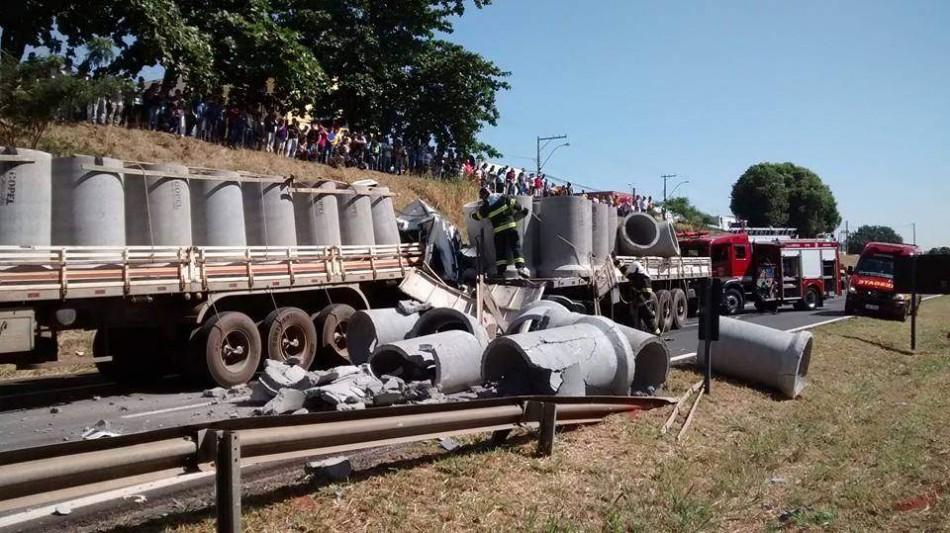Caminh&otilde;es envolvidos no acidente em Ara&ccedil;atuba transportavam tubos de concreto (Nelson Júnior )