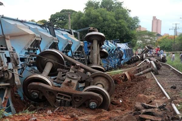 Trem carregado com milho atingiu duas casas e provocou a morte de nove pessoas em S&atilde;o Jos&eacute; do Rio Preto (Marcos Lavezo)