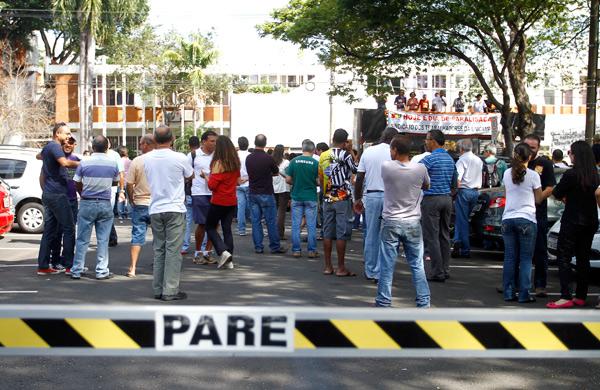 Cerca de 500 trabalhadores t&eacute;cnico-administrativos da Unicamp paralisaram as atividades na manh&atilde; desta quarta em resposta &agrave; proposta do Cruesp de manter os sal&aacute;rios congelados nesta data-base ( Gustavo Tilio/Especial para a AAN)