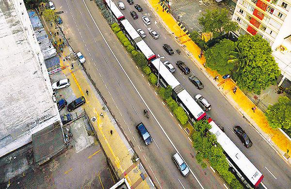 Enorme fila de &ocirc;nibus formada na entrada do Terminal Bandeira, na regi&atilde;o central de SP, nesta quarta (20): tudo parado ( Cedoc/RAC)