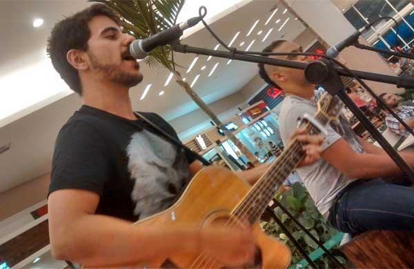 Os m&uacute;sicos Fhillipe Maia e Juninho apresentam repert&oacute;rio diversificado ( Divulgação)