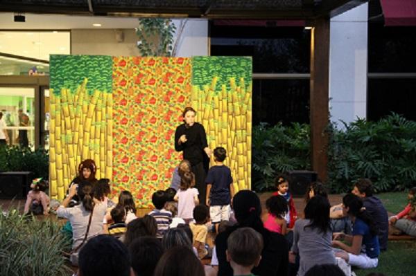 Crian&ccedil;as assistem a espet&aacute;culo infantil durante o Domingo &eacute; Dia de Teatro (Flávio Benedicto)