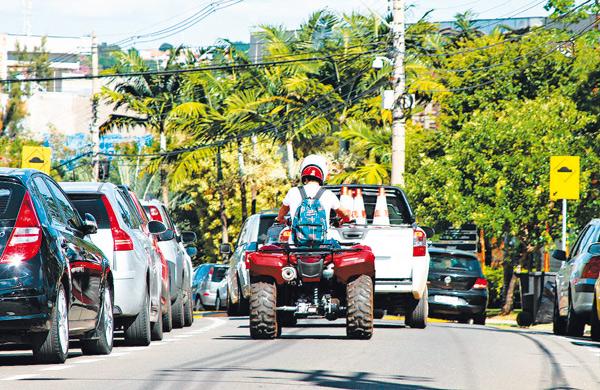 Menor pilota quadriciclo entre carros: para conduzir ve&iacute;culo &eacute; preciso ter mais de 18 anos e carteira nacional de habilita&ccedil;&atilde;o na categoria B ( Janaína Ribeiro/Especial a AAN )