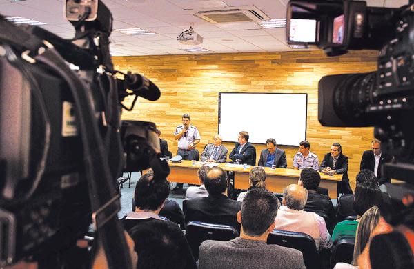 Mesa composta por autoridades durante an&uacute;ncio do pacote de 12 medidas com a&ccedil;&otilde;es de curto e m&eacute;dio prazo para dar seguran&ccedil;a h&iacute;drica &agrave; cidade ( Janaína Ribeiro/Especial a AAN )