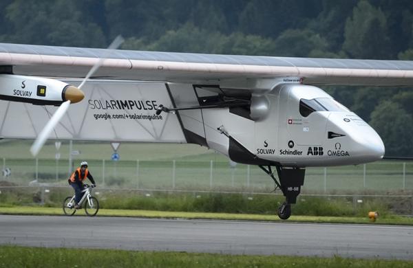 Avi&atilde;o Solar Impulse durante sua decolagem na Su&iacute;&ccedil;a (France Press)
