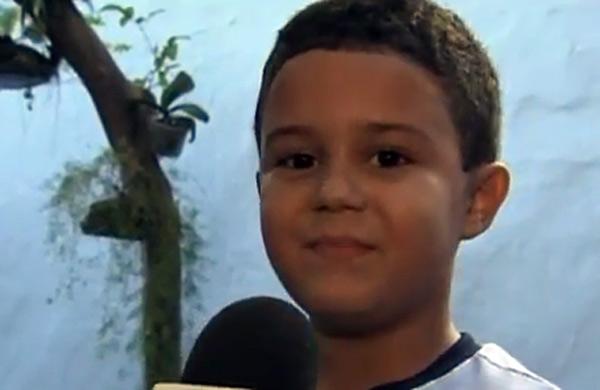Menino de escola carioca concede entrevista ( Reprodução)