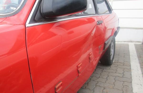 Chevette ficou danificado ap&oacute;s pintor, b&ecirc;bado, bater no carro  ( Divulgação)