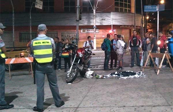 Corpo na esquina da rua Jos&eacute; Paulino com a avenida Moraes Sales (Shana Maria Pereira/ Correio Popular)