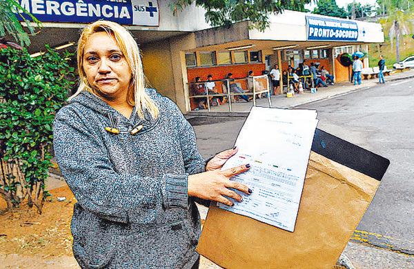 Gislaine, filha de Valdomiro, mostra os documentos para interna&ccedil;&atilde;o  ( César Rodrigues/AAN)