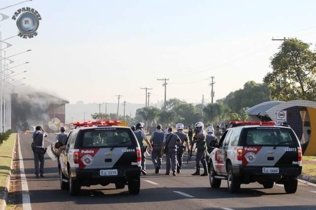 Pol&iacute;cia MIlitar chamou refor&ccedil;o de outras cidades para controlar o protesto (Paparazzi News)