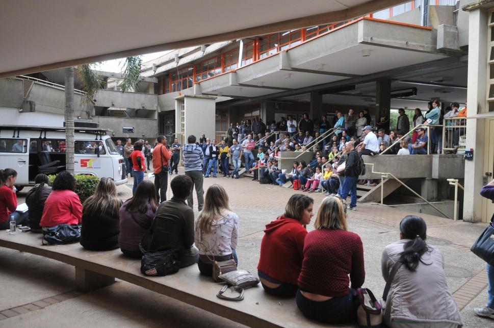 Funcion&aacute;rios reunidos em assembl&eacute;ia no Ciclo B&aacute;sico na Unicamp ( Dominique Torquato/AAN)